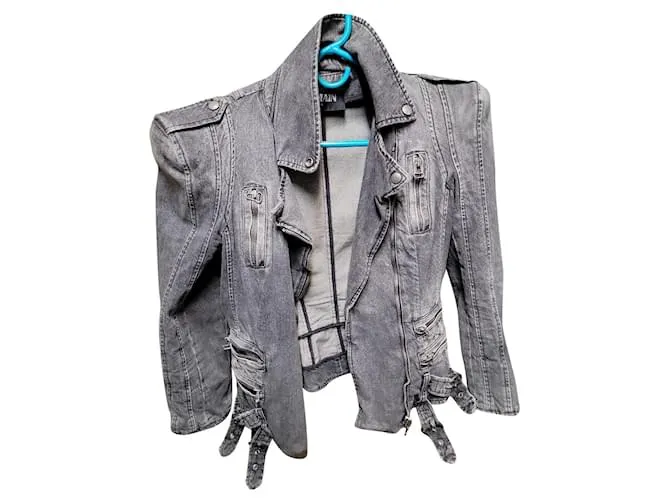 Chaqueta RRe de la colección Decarnin de Balmain .  Estilo moto con cremalleras y.cinturones en todo Gris 