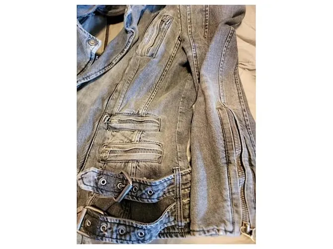 Chaqueta RRe de la colección Decarnin de Balmain .  Estilo moto con cremalleras y.cinturones en todo Gris 