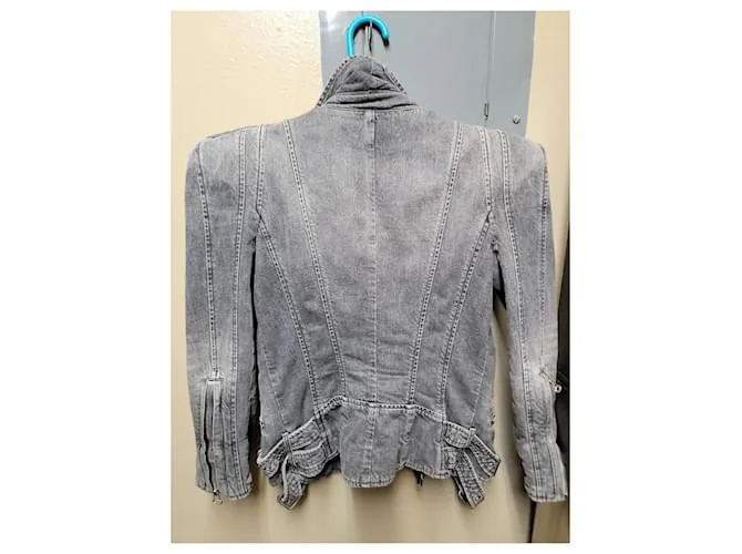 Chaqueta RRe de la colección Decarnin de Balmain .  Estilo moto con cremalleras y.cinturones en todo Gris 