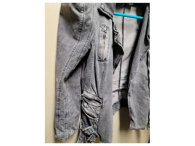 Chaqueta RRe de la colección Decarnin de Balmain .  Estilo moto con cremalleras y.cinturones en todo Gris 