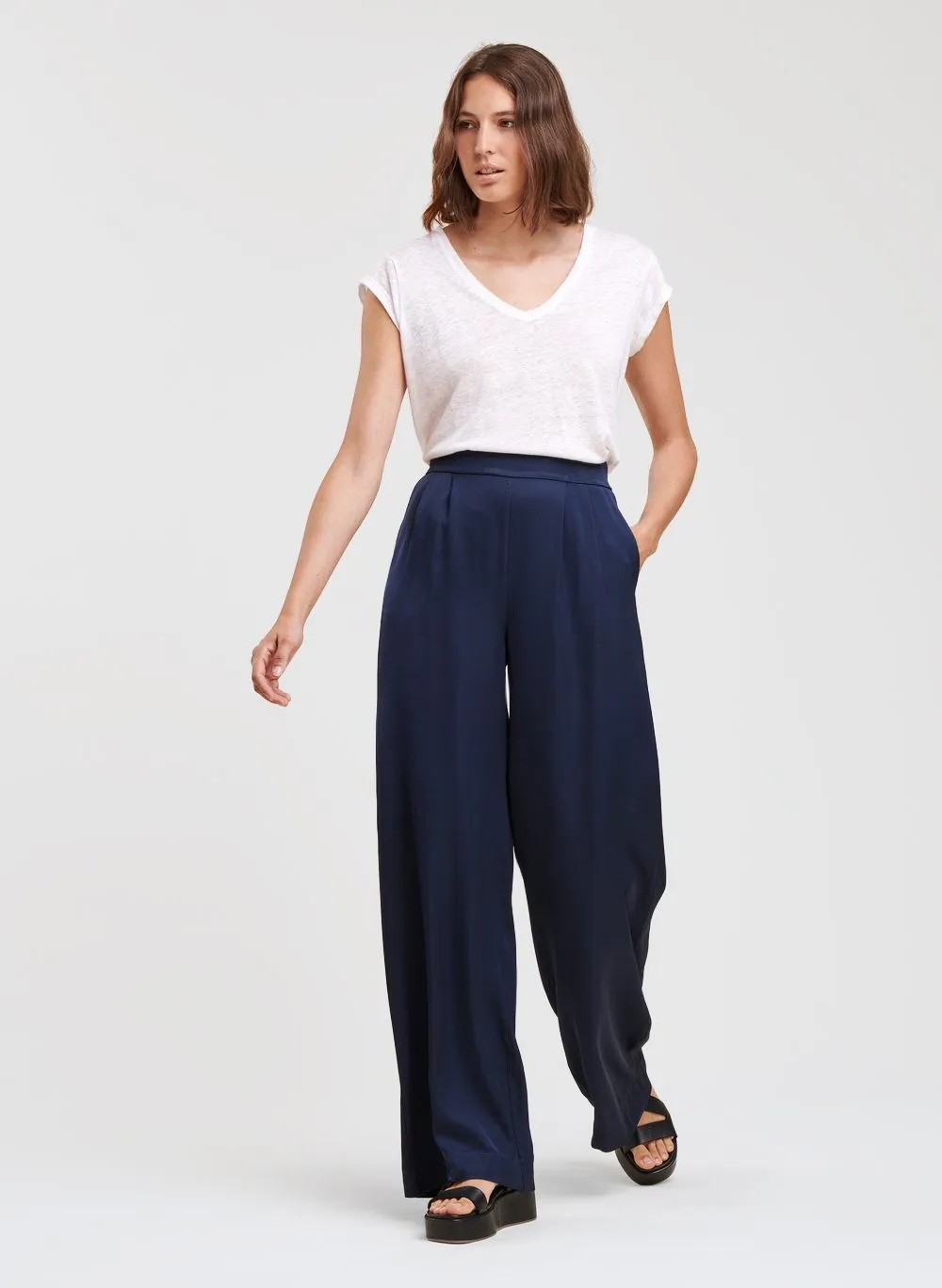 Pantalón ancho satinado en azul