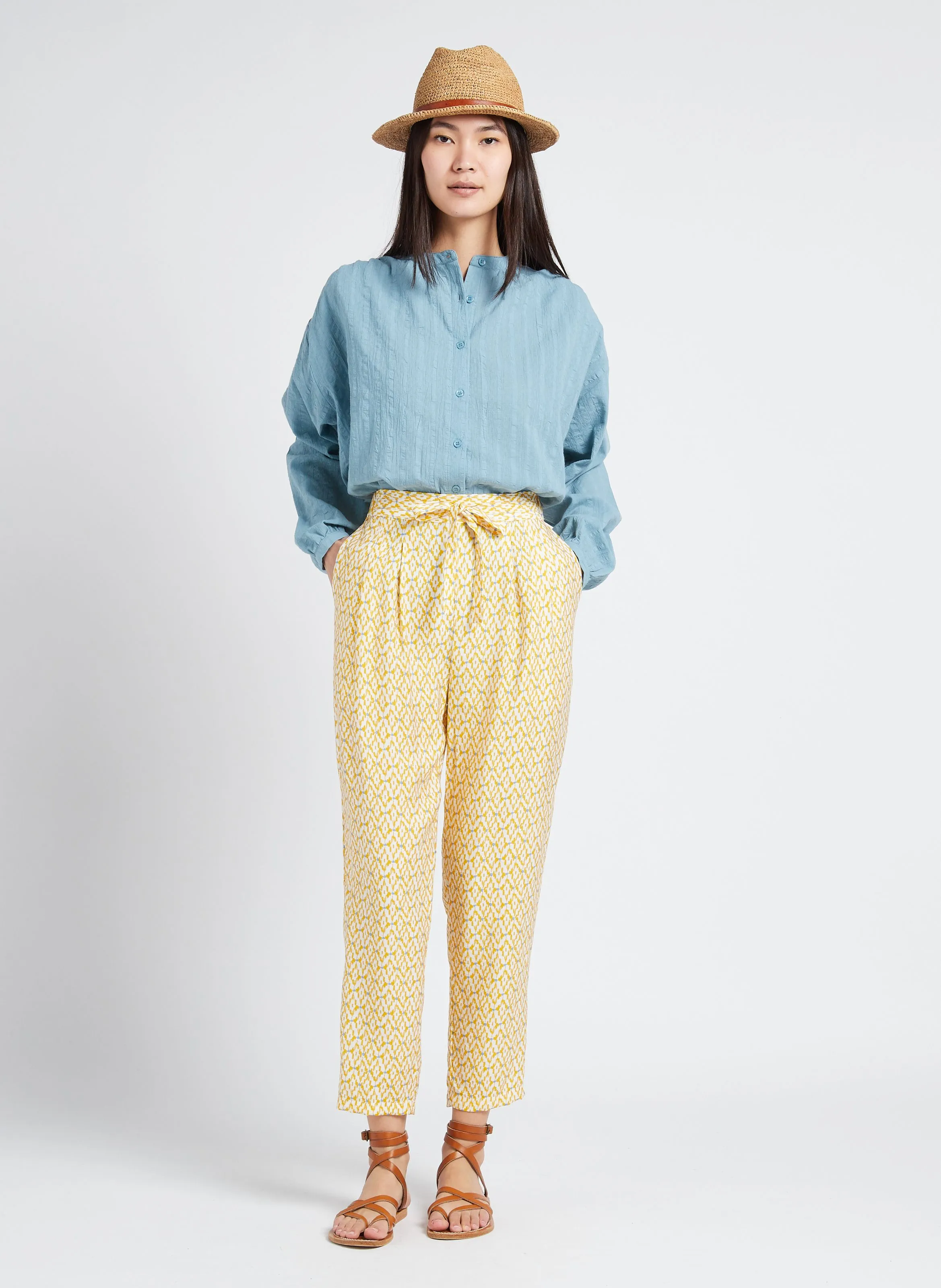 Pantalón recto estampado en amarillo