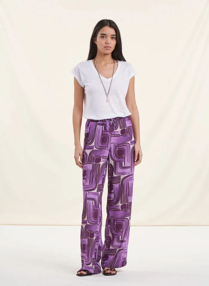 Pantalón recto fluido con estampado gráfico en violeta