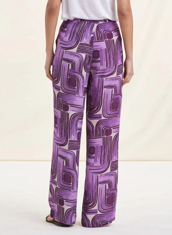 Pantalón recto fluido con estampado gráfico en violeta