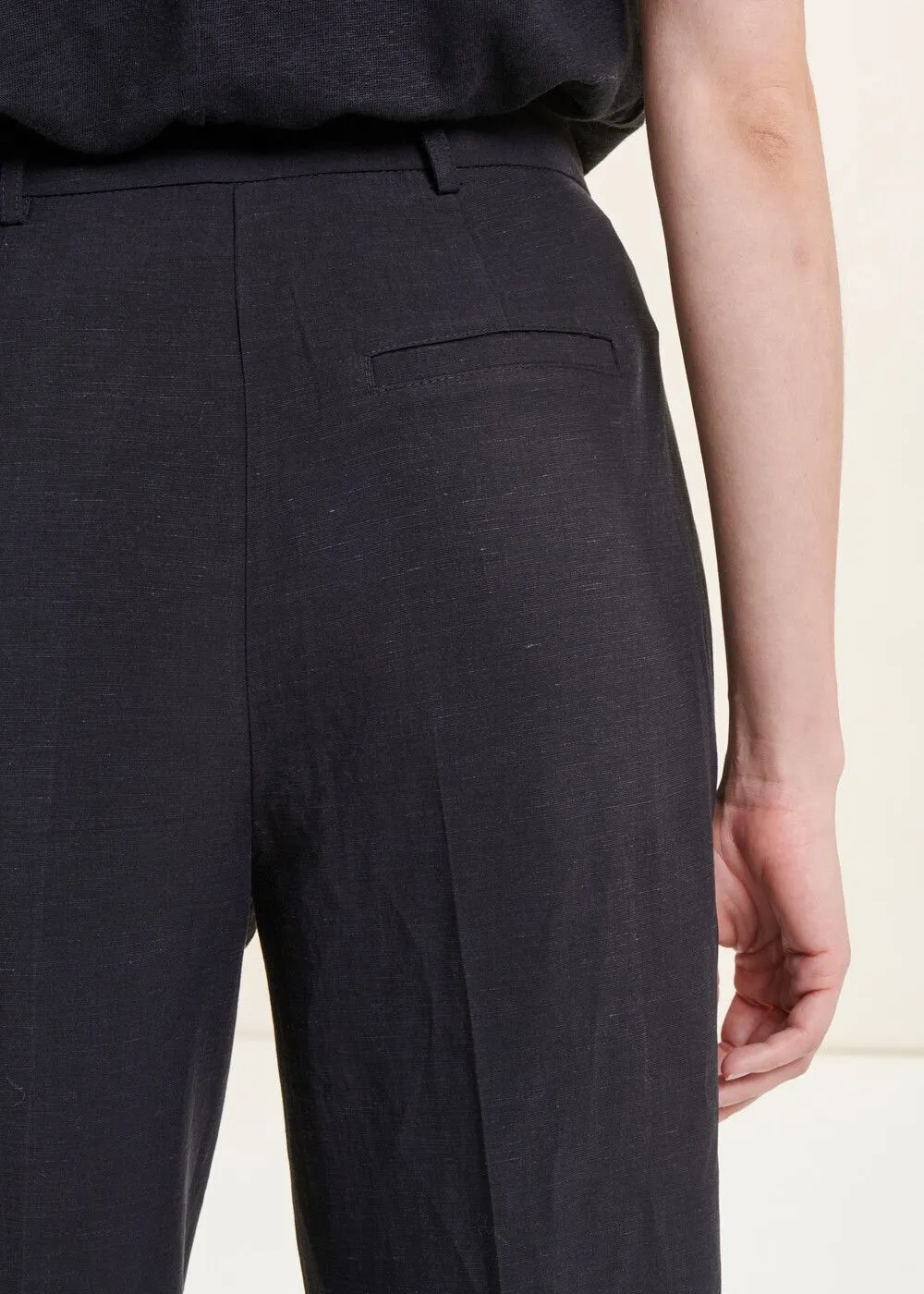 Pantalón recto plisado de talle alto en negro