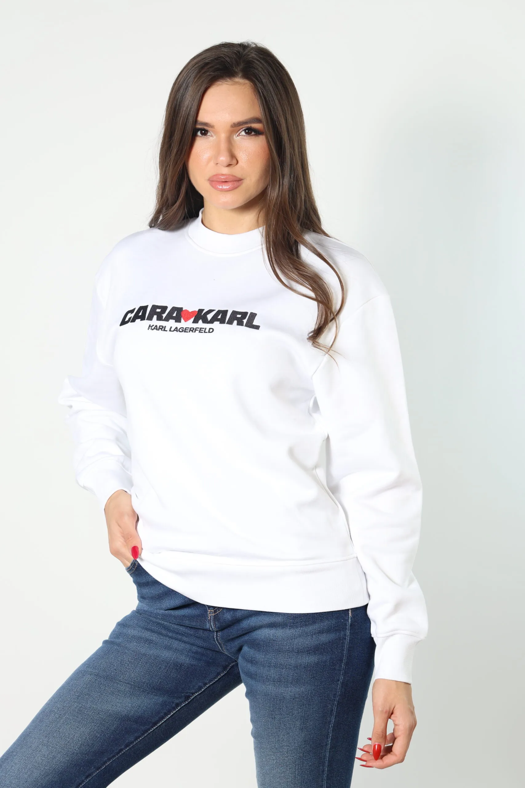 Sudadera blanca con logo grande negro 