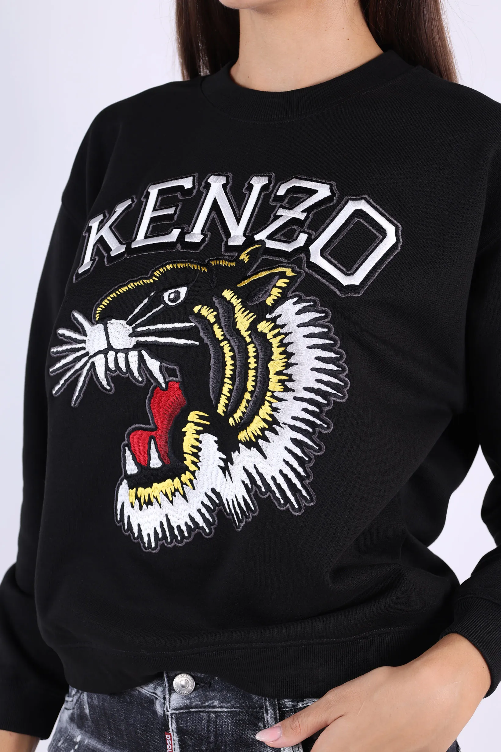 Sudadera negra con logo 